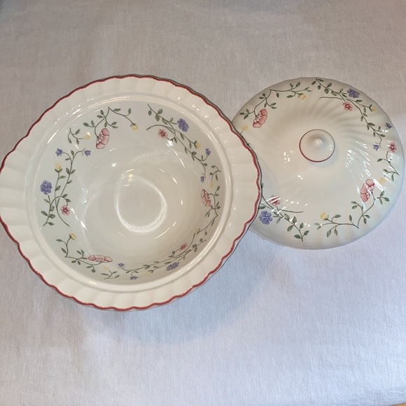Johnson Brothers Other - Johnson Brothers covered serving bowl in Summer Chintz